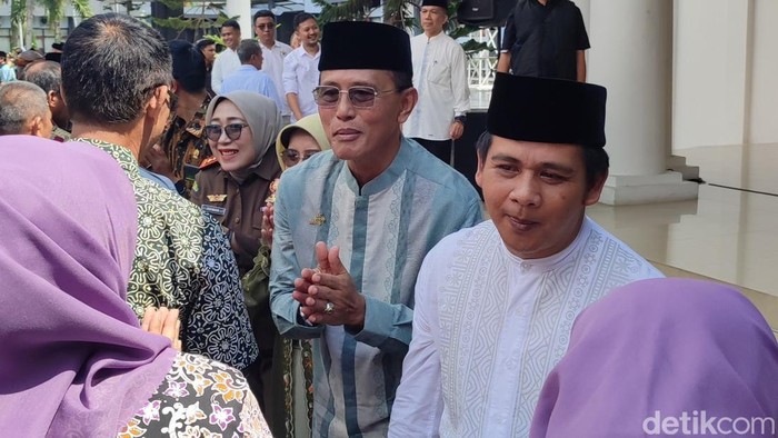 Bupati Ciamis Herdiat Sunarya dan wakil Bupati Ciamis Yana D Putra bersalaman saat halalbihalal di Pendopo Ciamis.