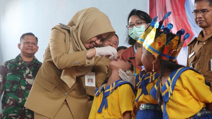 Bupati Demak Eistianah melakukan Sub Pekan Imunisasi Nasional (PIN) Polio pada Januari dan Februari 2024 lalu.