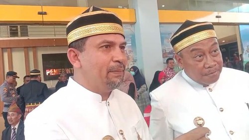 Bupati Dompu Kader Jaelani bersama Penjabat (Pj) Gubernur NTB Lalu Gita Ariadi saat ditemui seusai upacara hari jadi Kabupaten Dompu ke-209, Kamis (18/4/2024). (Faruk Nickyrawi/detikBali)