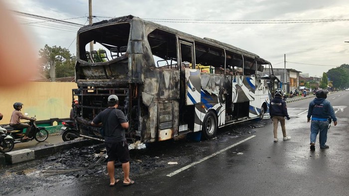 Bus PO Haryanto hangus terbakar di Ring Road Gamping, Sleman, Jumat (18/4/2024) pagi.