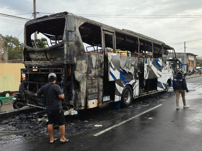 Bus PO Haryanto hangus terbakar di Ring Road Gamping, Sleman, Jumat (18/4/2024) pagi.