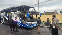 Ngeri! Bus PO Haryanto Terbakar Ludes di Jogja, Apa Sebabnya?