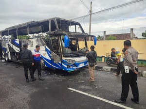 Ngeri! Bus PO Haryanto Terbakar Ludes di Jogja, Apa Sebabnya?