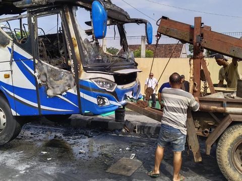 Penampakan bus PO Haryanto yang terbakar di Sleman, Kamis (18/4) pagi