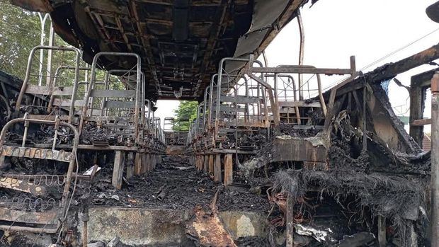 Penampakan bus PO Haryanto yang terbakar di Sleman, Kamis (18/4) pagi