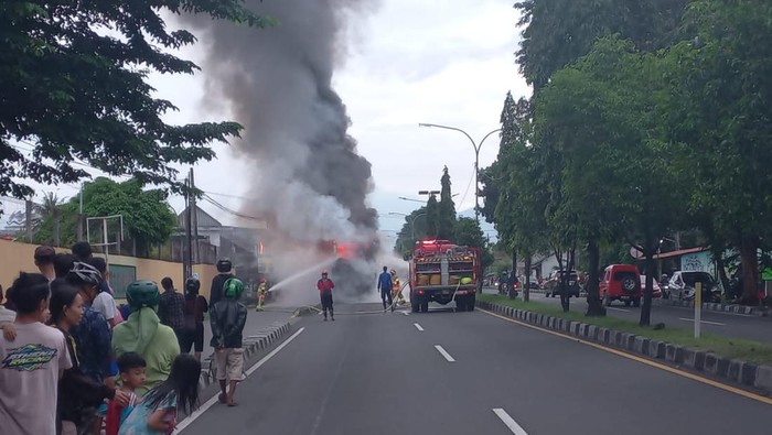 Penampakan bus PO Haryanto yang terbakar di Sleman, Kamis (18/4) pagi