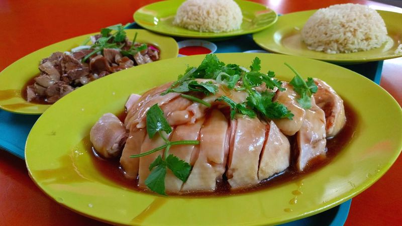 Cicip Nasi Ayam Terlaris di Singapura, Bule Ini Sebut Rasanya Biasa Saja