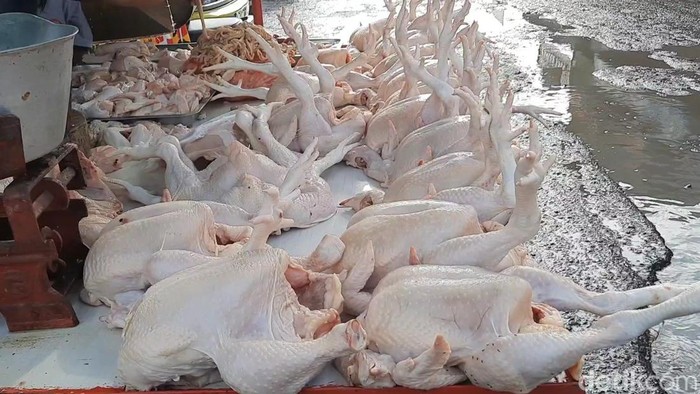 Daging ayam di Pasar Induk Cikurubuk Tasikmalaya