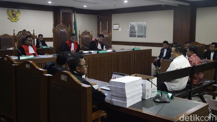 Mantan Bupati Muna La Ode Muhammad Rusman Emba mengikuti sidang tuntutan kasus dana PEN. Ia dituntut 3 tahun 5 bulan penjara.