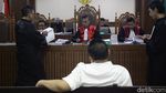 Ekspresi Eks Bupati Muna Dituntut 3 Tahun 5 Bulan Bui di Kasus Dana PEN