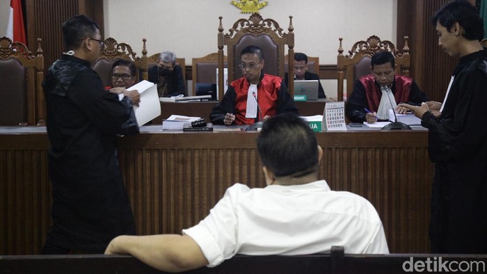 Mantan Bupati Muna La Ode Muhammad Rusman Emba mengikuti sidang tuntutan kasus dana PEN. Ia dituntut 3 tahun 5 bulan penjara.