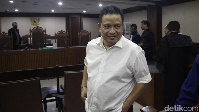 Eks Bupati Muna Dituntut 3 Tahun 5 Bulan Penjara di Kasus Dana PEN Mantan Bupati Muna La Ode Muhammad Rusman Emba mengikuti sidang tuntutan kasus dana PEN. Ia dituntut 3 tahun 5 bulan penjara.