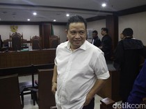 Ekspresi Eks Bupati Muna Dituntut 3 Tahun 5 Bulan Bui di Kasus Dana PEN