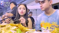 Ini kebersamaan Fadly Faisal saat kulineran bareng Fuji di Bangkok. Fadly memesan nasi goreng ayam dan Fuji memesan dumpling. Foto: YouTube Fadly Faisal