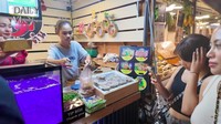 Tak mau ketinggalan, Fadly pun menikmati salad udang mentah. Udang air tawarkan disajikan hidup-hidup dengan bumbu dan dimakan mentah. Foto: YouTube Fadly Faisal