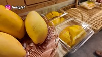 Selain itu, Fadly juga menjajal mango sticky rice. Bagi Fadly, meskipun ada di Indonesia, tetapi ketan susu mangga di Thailand lebih autentik. Foto: YouTube Fadly Faisal