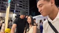 Saat menikmati jajanan bersama, netizen salah fokus dengan kebersamaan Rachel Vennya dan kekasihnya Salim yang ikut mencicipi kuliner di Bangkok. Foto: YouTube Fadly Faisal