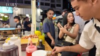 Begini potret kebersamaan Fadly saat kulineran bareng dengan teman-temannya. Terlihat Rachel Vennya yang ikut menikmati jajanan. Foto: YouTube Fadly Faisal