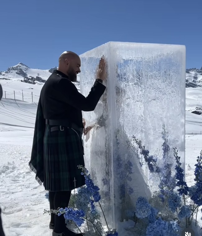 Sementara itu, Darren telah menunggu pengantinnya di luat balok dengan baju kstatrianya. Foto: Dok. Instagram/@davidbastianoni