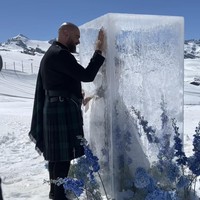 Sementara itu, Darren telah menunggu pengantinnya di luat balok dengan baju kstatrianya. Foto: Dok. Instagram/@davidbastianoni