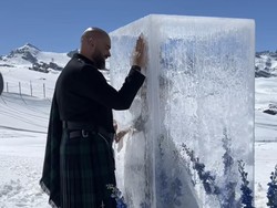 Foto: Pernikahan Epic di Gunung Salju, Pengantin Muncul dari Balok Es Raksasa