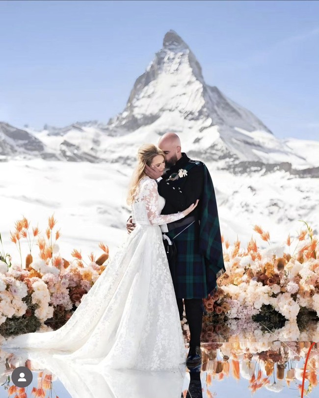 Pembalap Darren Leung dan Lucy Leung mengucapkan sumpah pernikahan mereka dari salah satu lokasi tertinggi di dunia, tepatnya 2.727 meter di Zermatt, Swiss. Foto: Dok. Instagram/@davidbastianoni