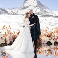 Pembalap Darren Leung dan Lucy Leung mengucapkan sumpah pernikahan mereka dari salah satu lokasi tertinggi di dunia, tepatnya 2.727 meter di Zermatt, Swiss. Foto: Dok. Instagram/@davidbastianoni