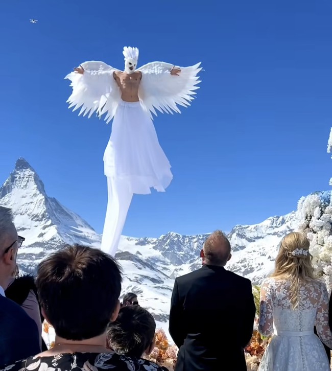 Ini bukan hanya tentang lokasi yang memukau, namun acara tersebut menampilkan seorang seniman pertunjukan yang berpakaian seperti angsa yang menari-nari di atas ‘awan.’ Foto: Dok. Instagram/@davidbastianoni