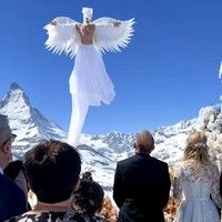 Ini bukan hanya tentang lokasi yang memukau, namun acara tersebut menampilkan seorang seniman pertunjukan yang berpakaian seperti angsa yang menari-nari di atas ‘awan.’ Foto: Dok. Instagram/@davidbastianoni