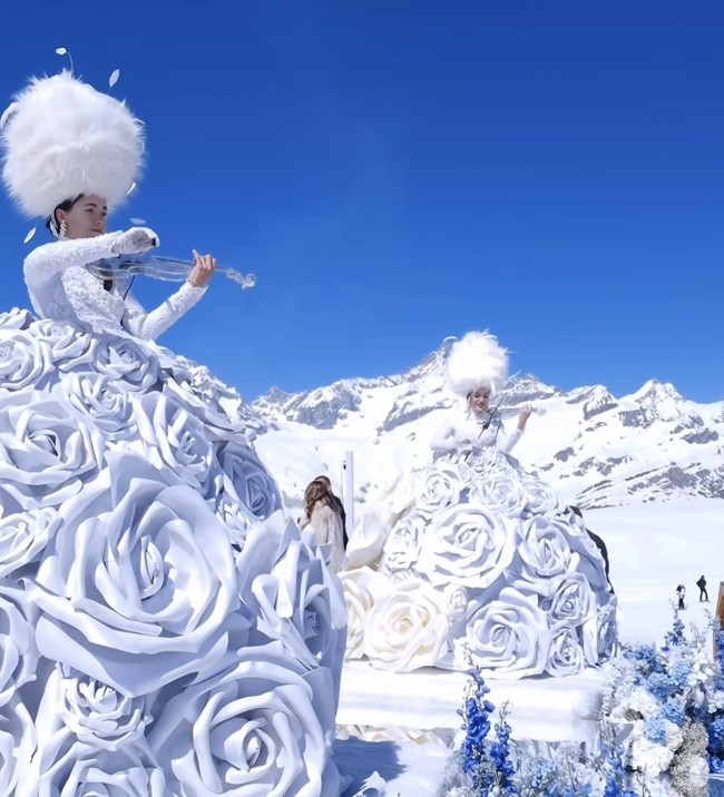 Ada pula pemain biola dengan rok bunga raksasa, dan dekorasi bunga yang indah oleh I Am Flower. Foto: Dok. Instagram/@davidbastianoni