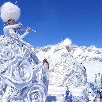 Ada pula pemain biola dengan rok bunga raksasa, dan dekorasi bunga yang indah oleh I Am Flower. Foto: Dok. Instagram/@davidbastianoni