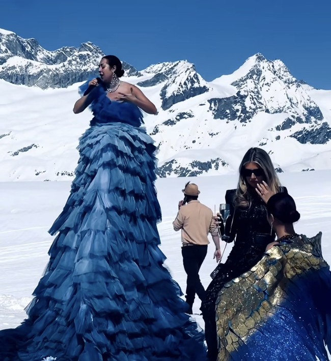 Ada pula penyanyi bergaun biru yang dibuat menjulang tinggi semakin memegahkan pernikahan tersebut. Foto: Dok. Instagram/@davidbastianoni