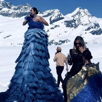 Ada pula penyanyi bergaun biru yang dibuat menjulang tinggi semakin memegahkan pernikahan tersebut. Foto: Dok. Instagram/@davidbastianoni