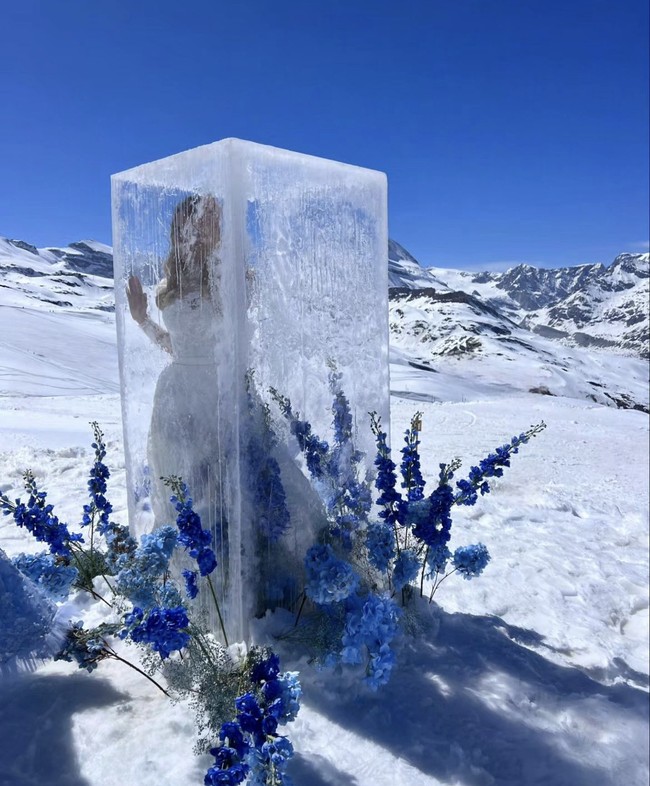 Pernikahan tersebut seperti sebuah dongeng yang menjadi nyata. Pengantin wanita keluar dari balok es raksasa. Foto: Dok. Instagram/@davidbastianoni