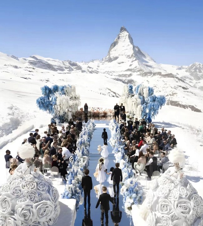 Beginilah penampakan di altar beralaskan es. Kemewahan terlihat di setiap sudut pernikahan tersebut. Foto: Dok. Instagram/@davidbastianoni