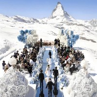 Beginilah penampakan di altar beralaskan es. Kemewahan terlihat di setiap sudut pernikahan tersebut. Foto: Dok. Instagram/@davidbastianoni