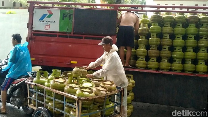Suasana truk agen gas melon yang melakukan distribusi ke pangkalan Bu Win, Pekalongan, Kamis (18/4/2024).