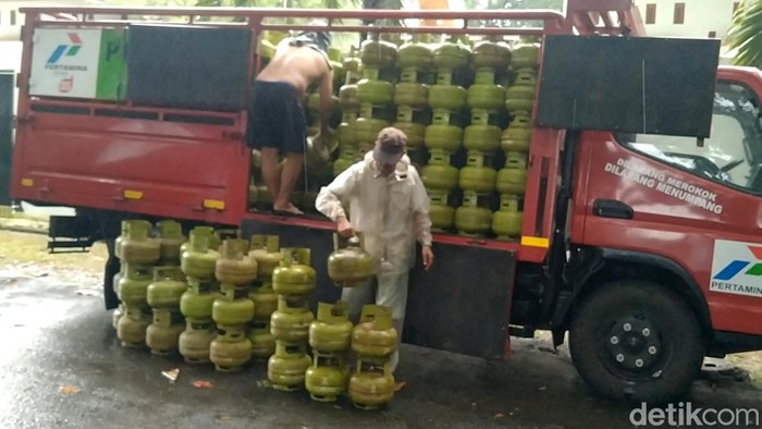 Suasana truk agen gas melon yang melakukan distribusi ke pangkalan Bu Win, Pekalongan, Kamis (18/4/2024).