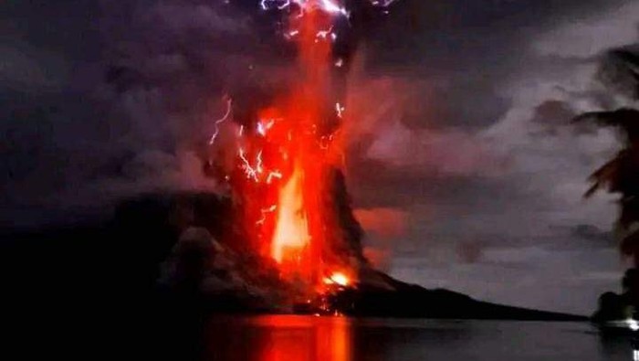 Kilat Petir Vulkanik saat Aktivitas Gunung Ruang Terus Meningkat
