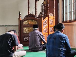 Cek Jadwal Salat Jatim 19 Juli 2024, Panduan Zuhur agar Tak Telat Jumatan!