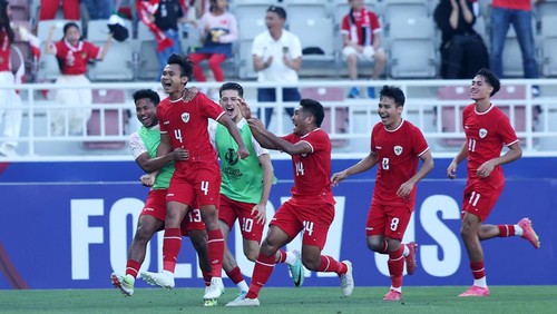 DOHA, QATAR - APRIL 18: Indonesia players celeberate after scoring a goal against Australia during the AFC U23 Asian Cup Group A match between Indonesia and Australia at Abdullah Bin Khalifa Stadium on April 18, 2024 in Doha, Qatar. (Photo by Mohamed Farag/Getty Images)