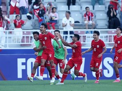 Komang Teguh dikerubuti rekan-rekannya seusai mencetak gol ke gawang Australia. (Foto: Getty Images/Mohamed Farag)