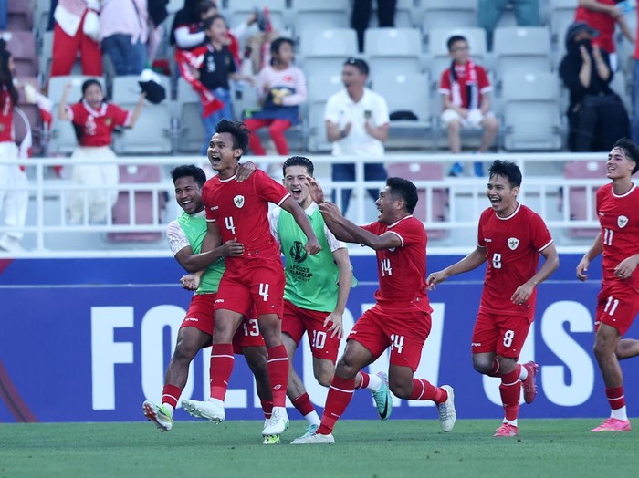 DOHA, QATAR - APRIL 18: Indonesia players celeberate after scoring a goal against Australia during the AFC U23 Asian Cup Group A match between Indonesia and Australia at Abdullah Bin Khalifa Stadium on April 18, 2024 in Doha, Qatar. (Photo by Mohamed Farag/Getty Images)