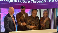 (Ki-ka) CEO Mastercard Michael Miebach, President Director & CEO Indosat Ooredoo Hutchison Vikram Sinha, Menkominfo RI Budi Arie Setiadi dan Wakil Rektor ITB Bidang Sumber Daya Dr. Ir. Gusti Ayu Putri Saptawati S., M.Comm usai acara penandatanganan nota kesepahaman yang berlangsung di Jakarta, Kamis (18/04).  