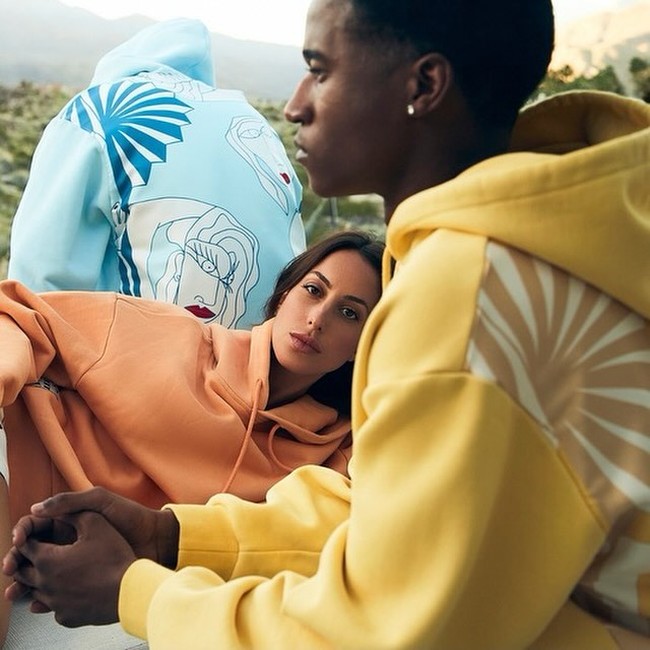 Ines pertama kali dikaitkan dengan Brad Pit pada November 2022. Ketika itu, mereka tertangkap bersama di belakang panggung konser Bono. Foto: Dok. Uter