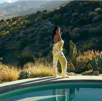 Ines sebelumnya dikenal aktif di media sosial sebagai influencer, trainer, nutrisionis, dan coach kesehatan. Tapi setelah digosipkan dekat dengan Brad Pitt, ia membuat akunnya private. Karena itu, penampilannya dalam katalog brand Uter by Phillipe Uter bisa dibilang langka. Foto: Dok. Uter