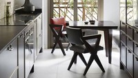 Dapur terletak di samping balkon atau pintu belakang ternyata bisa mengubah lahan sempit jadi terlihat luas, bahkan ujungnya bisa ditambahkan meja makan. Jika dinding sudah berwarna putih dan pencahayaan di dapur cukup, menggunakan perabotan berwarna hitam tidak jadi masalah. Justru monokrom membuat tampilan dapur minimalis menjadi lebih elegan. Foto: Francis Amiand via Elle Decor