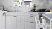 Area sempit tetap bisa diubah menjadi dapur yang trendy, rapih, dan bersih seperti ini. Kuncinya adalah memasang keramik atau marmer di dinding yang menempel dengan kompor, wastafel, atau di sepanjang kabinet. Jika hanya mengandalkan cat dinding terutama berwarna cerah seperti putih dinding dapur akan cepat terlihat kusam. Jangan lupa pasang ventilasi seperti jendela atau penghisap asap di dapur agar bisa membuang panas saat memasak.  Foto: Kristoffer Johnsson via Elle Decor