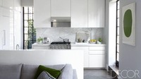 Pojok ruangan yang luasnya tidak seberapa bisa diubah menjadi dapur minimalis seperti ini. Triknya adalah memaksimalkan area di bawah dan di atas kompor. Selain itu, sisakan sedikit area untuk memasang jendela sebagai penerangan alami dan ventilasi membuang asap dan hawa panas. Foto: Simon Upton via Elle Decor