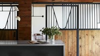 Bagi kamu yang senang memakai interior dari wall panel dengan elemen kayu, kamu bisa melihat dapur minimalis satu ini. Gabungan wall panel kayu, jendela dan pintu besi, bisa serasi dengan meja dapur berwarna hitam. Namun, perlu diperhatikan posisi jendela harus sesuai agar dapur tidak terlihat gelap.  Foto: Stephen Kent Johnson via Elle Decor